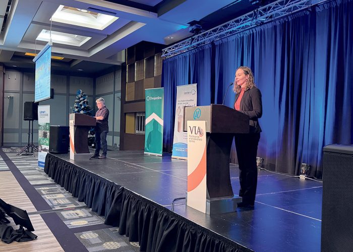 Sylvain Garneau et Rachel Paré ont présenté les résultats de l’analyse de groupe des grands troupeaux laitiers au nom des groupes conseils Matapédia-Matane et Côte-du-Sud. Photo : Maurice Gagnon