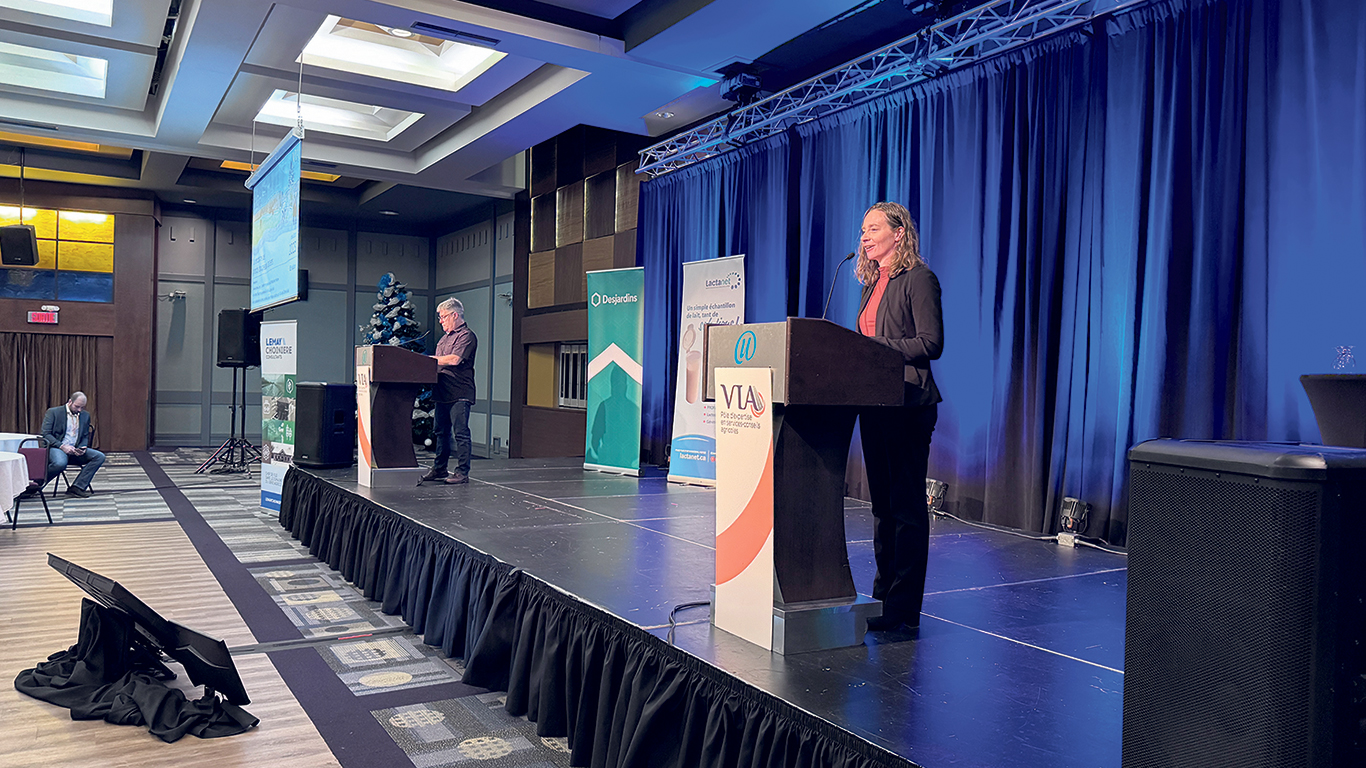 Sylvain Garneau et Rachel Paré ont présenté les résultats de l’analyse de groupe des grands troupeaux laitiers au nom des groupes conseils Matapédia-Matane et Côte-du-Sud. Photo : Maurice Gagnon