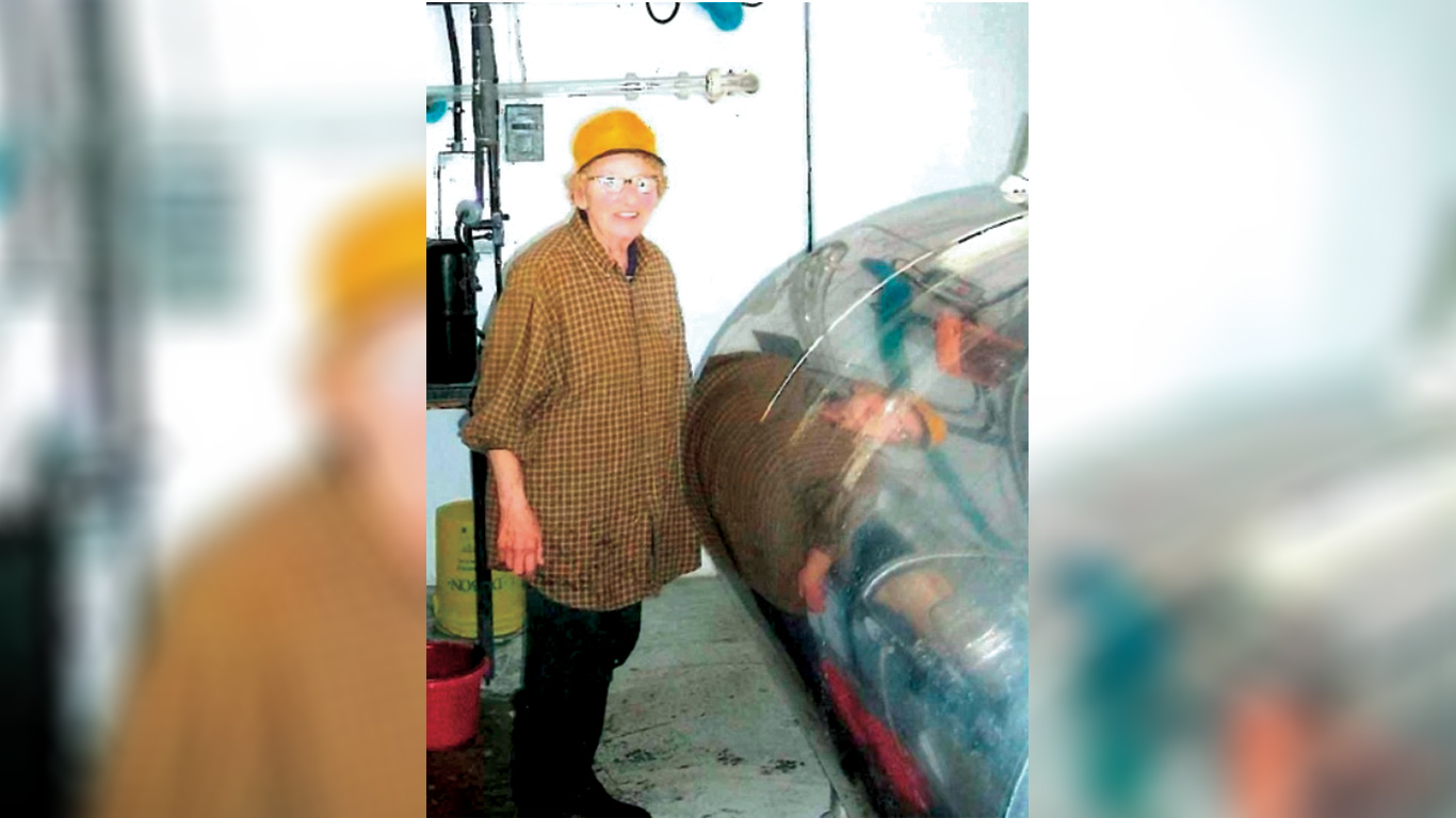 Aujourd’hui âgée de 94 ans, Yvette B. Bernier avoue avoir eu bien du mal à penser à la retraite après avoir travaillé plus de 50 ans à la ferme. Photo : Gracieuseté de la famille Bernier