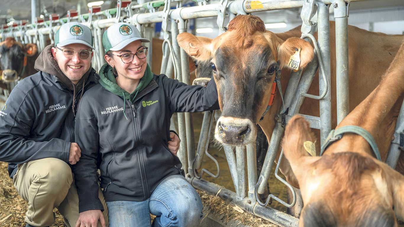 Félicitations à Simon Laflamme et Emmanuelle Vincent, de la Ferme Belflamme, à Saint-Anselme, qui sont les finalistes 2024 du Prix de la relève agricole décerné par le ministère de l’Agriculture, des Pêcheries et de l’Alimentation du Québec. Un duo beau à voir. Photo : MAPAQ