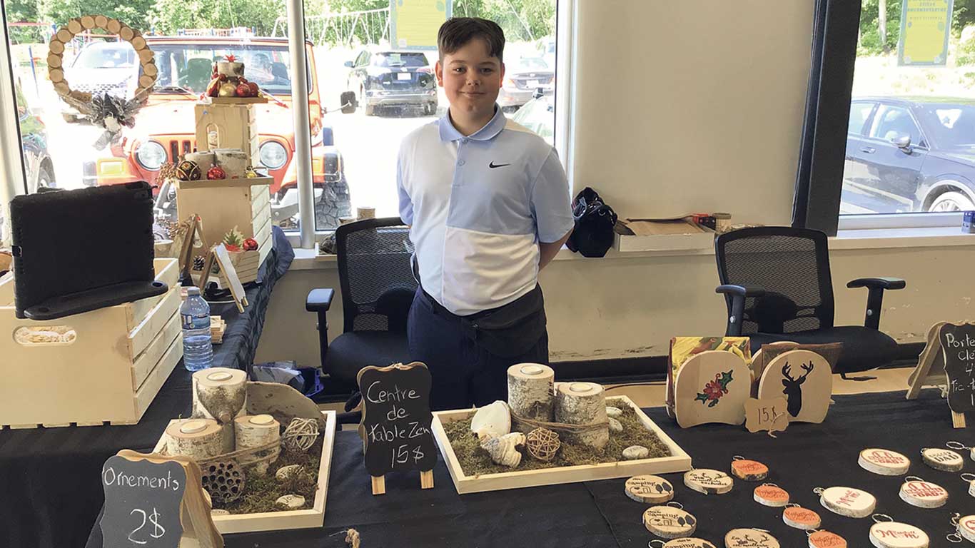 Damien Carbonneau, 10 ans, aime vendre ses différents produits confectionnés en bois dans des marchés. Photos : Gracieuseté de Mélissa Racine