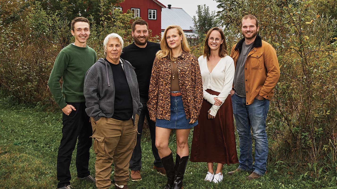 Les participants de la treizième saison de L’amour est dans le pré : Joshua, Sylvie, Anthony, l’animatrice Marie-Soleil Dion, Cynthia et Victor. Photo : Gracieuseté de Bell Média