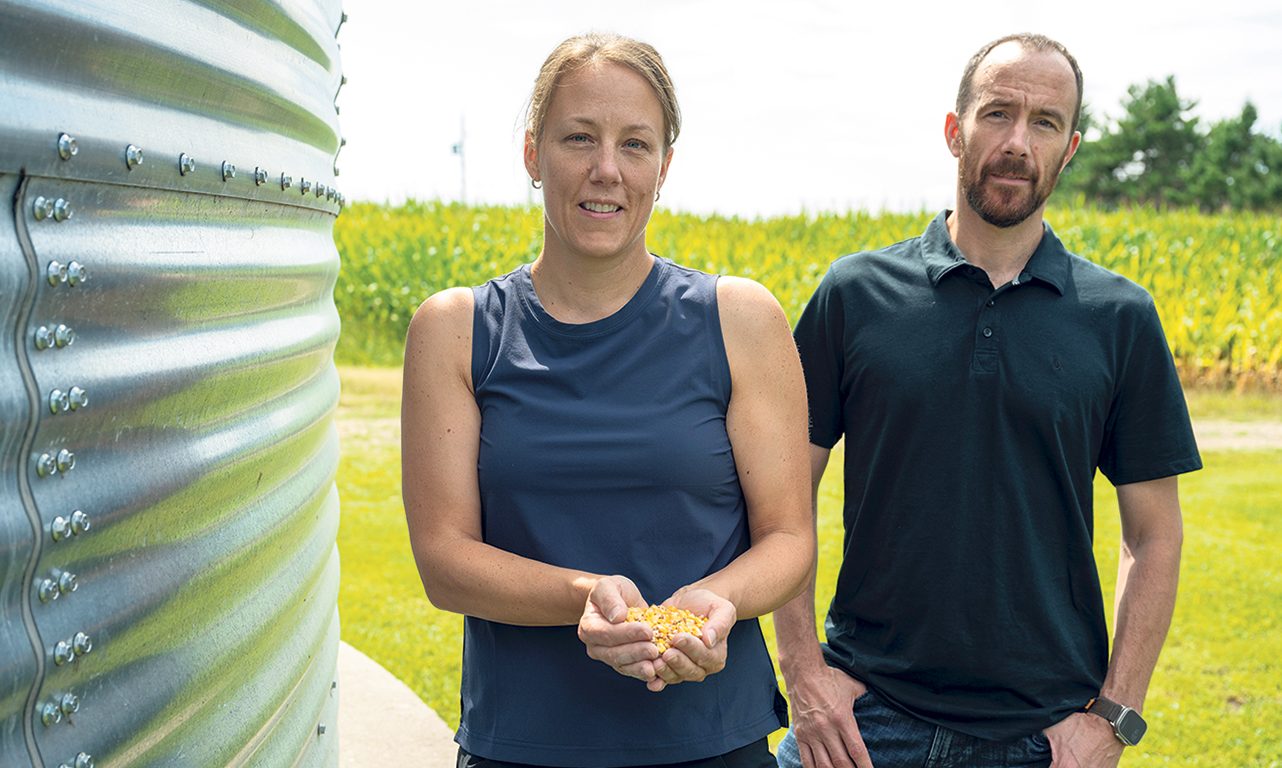 Isabelle et Marc Gélinas cultivent du soya et du maïs dans une proportion égale sur une superficie d’environ 200 hectares. Photos : Gracieuseté de Ferme Julien Gélinas