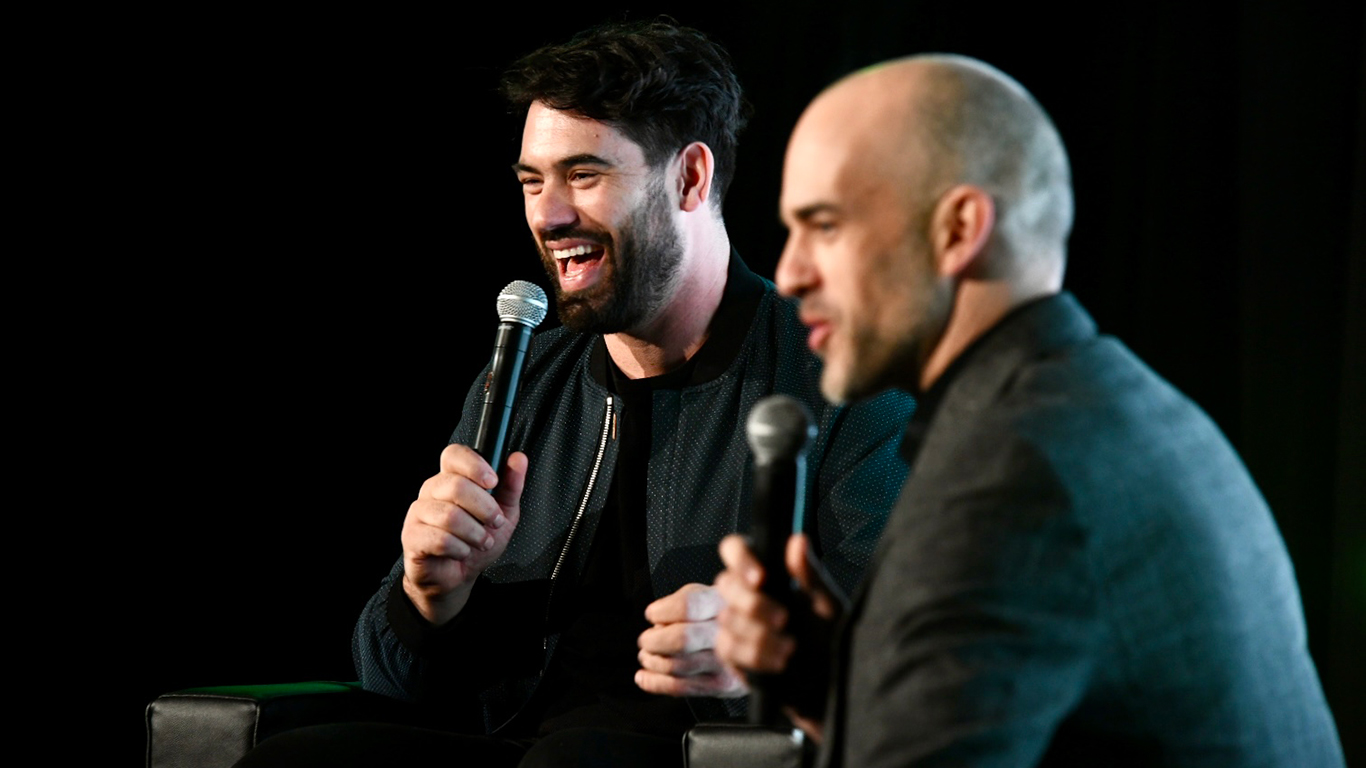 L’inauguration a été marquée par la présence de Laurent Duvernay-Tardif, accompagné de Matthieu Proulx. Leur conférence a captivé les centaines de spectateurs présents, inspirés par le parcours unique du résident en médecine, ancien joueur des Chiefs de Kansas City et entrepreneur.