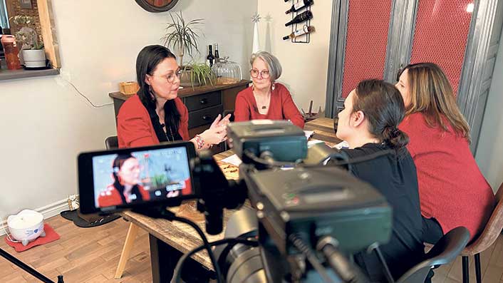 L’équipe des Rouges, en pleine discussion créative durant le tournage de leur capsule vidéo chez la cheffe à domicile Stéphanie Hautereau, de La popote de Steph. Photos : MRCVR