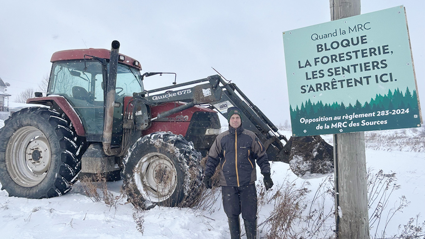 Stéphane Richer a cloué des affiches soulignant l’interdiction de circuler sur ses terres aux motoneiges, VTT et fondeurs. Photo : Gracieuseté de Stéphane Richer