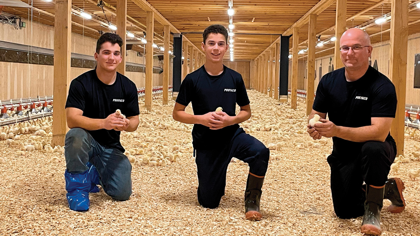 Arnaud, Émile et Dominique Leblanc avec leurs poussins tout juste arrivés. Photo : Gracieuseté de Dominique Leblanc