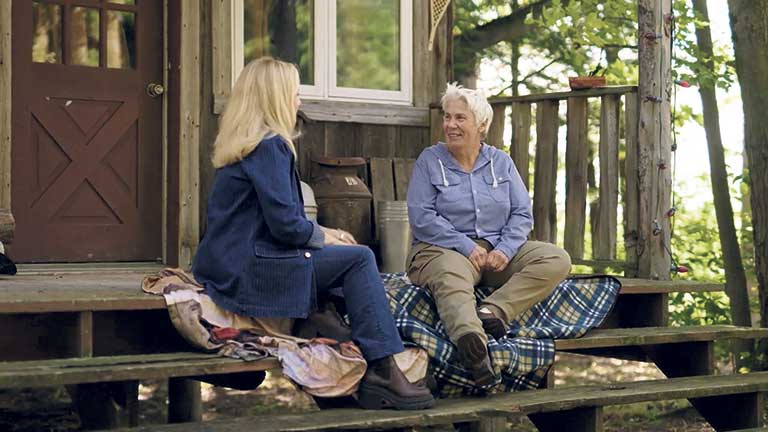 Marie-Soleil Dion a annoncé à Sylvie qu’elle allait profiter d’un traitement spécial : pas de speed dating pour elle! La production lui a trouvé trois prétendantes qui iront directement à sa ferme. Photos : Bell Média